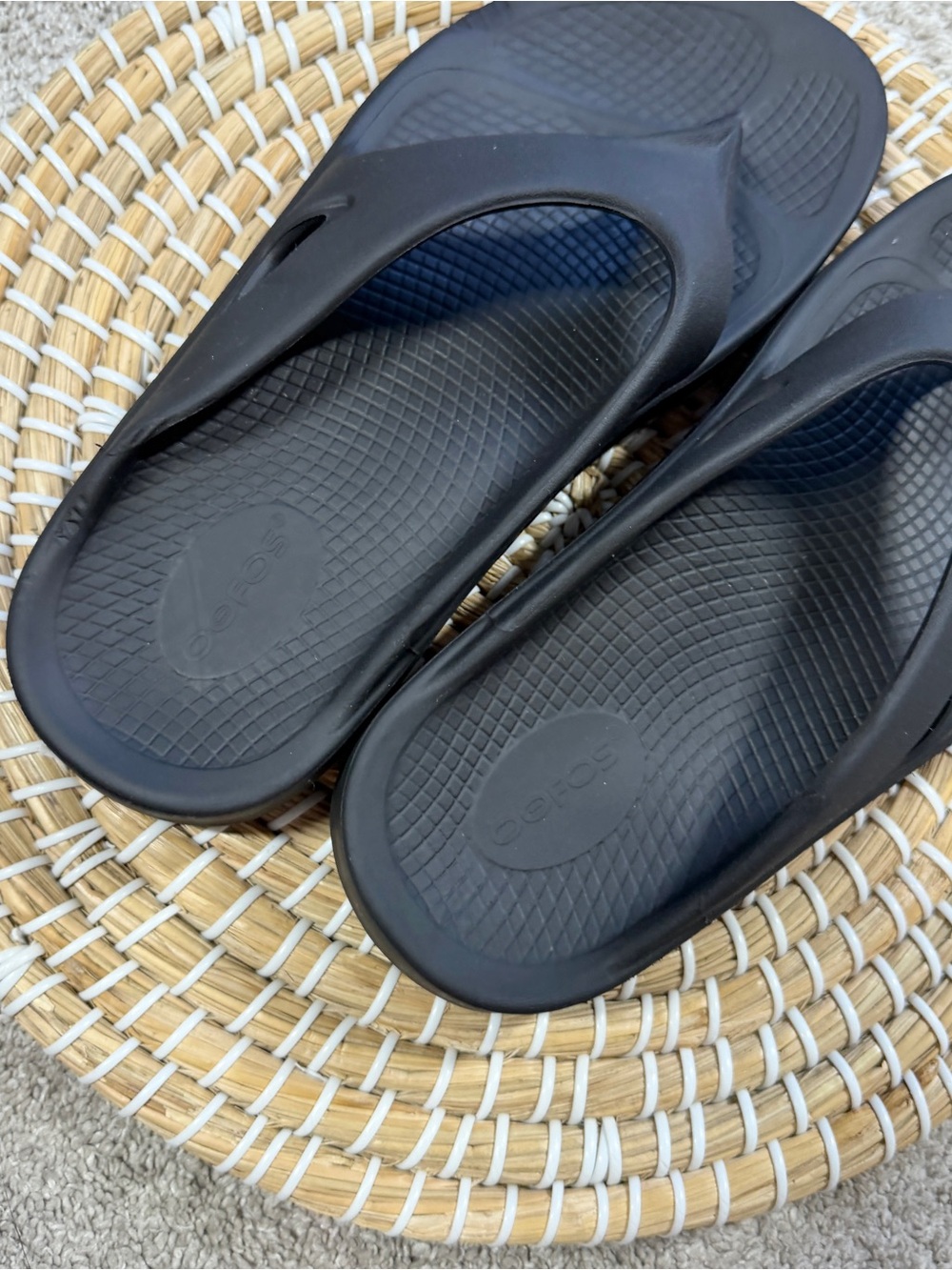 OOFOS Women’s OOriginal Recovery Lightweight Thong Flip Flop Sandals in Black 10 - Picture 6 of 13